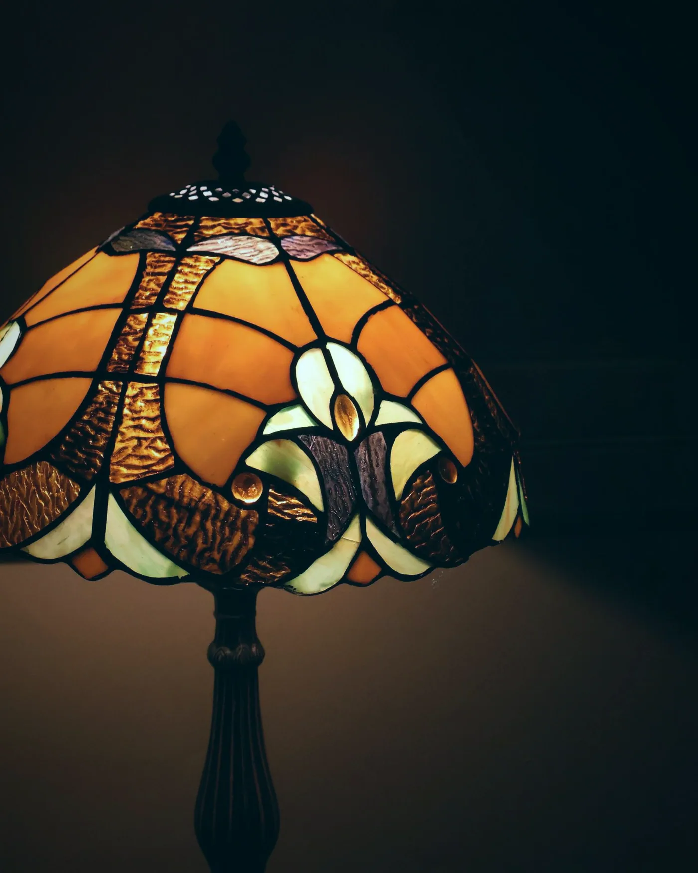 Hlavní sál s řadou stolů a lampami nad suknem