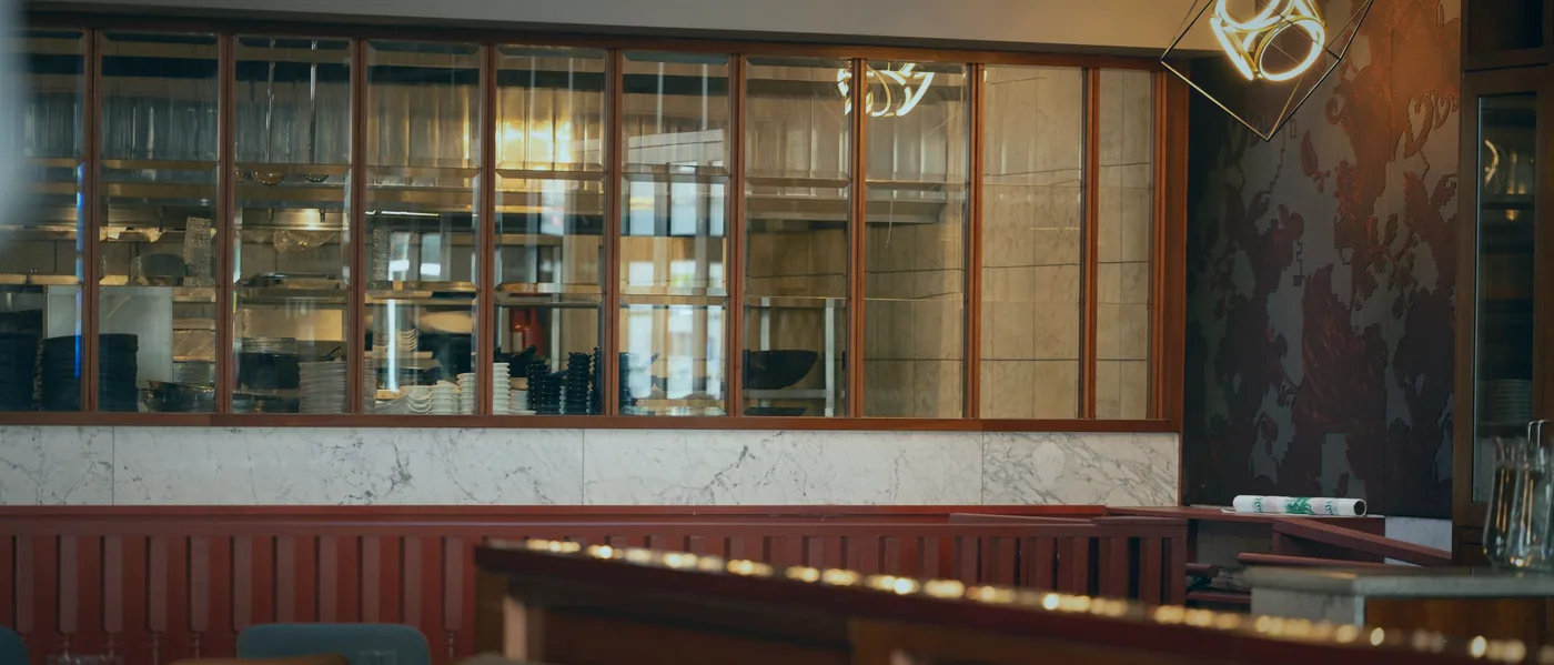Konvice s čajem a dva šálky na dřevěném stole